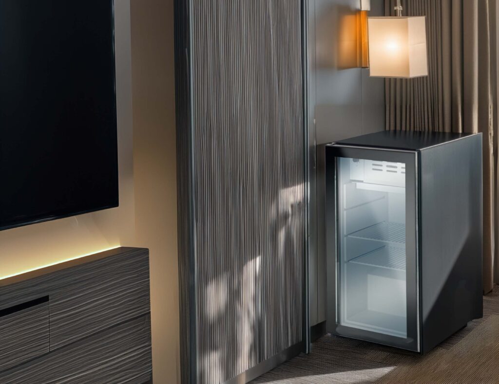 Otel İhtiyaç Listesi: Misafir Memnuniyeti İçin Eksiksiz Satın Alma Rehberi 2 MNK 80C Inverter Minibar – Otel Tipi Minibar